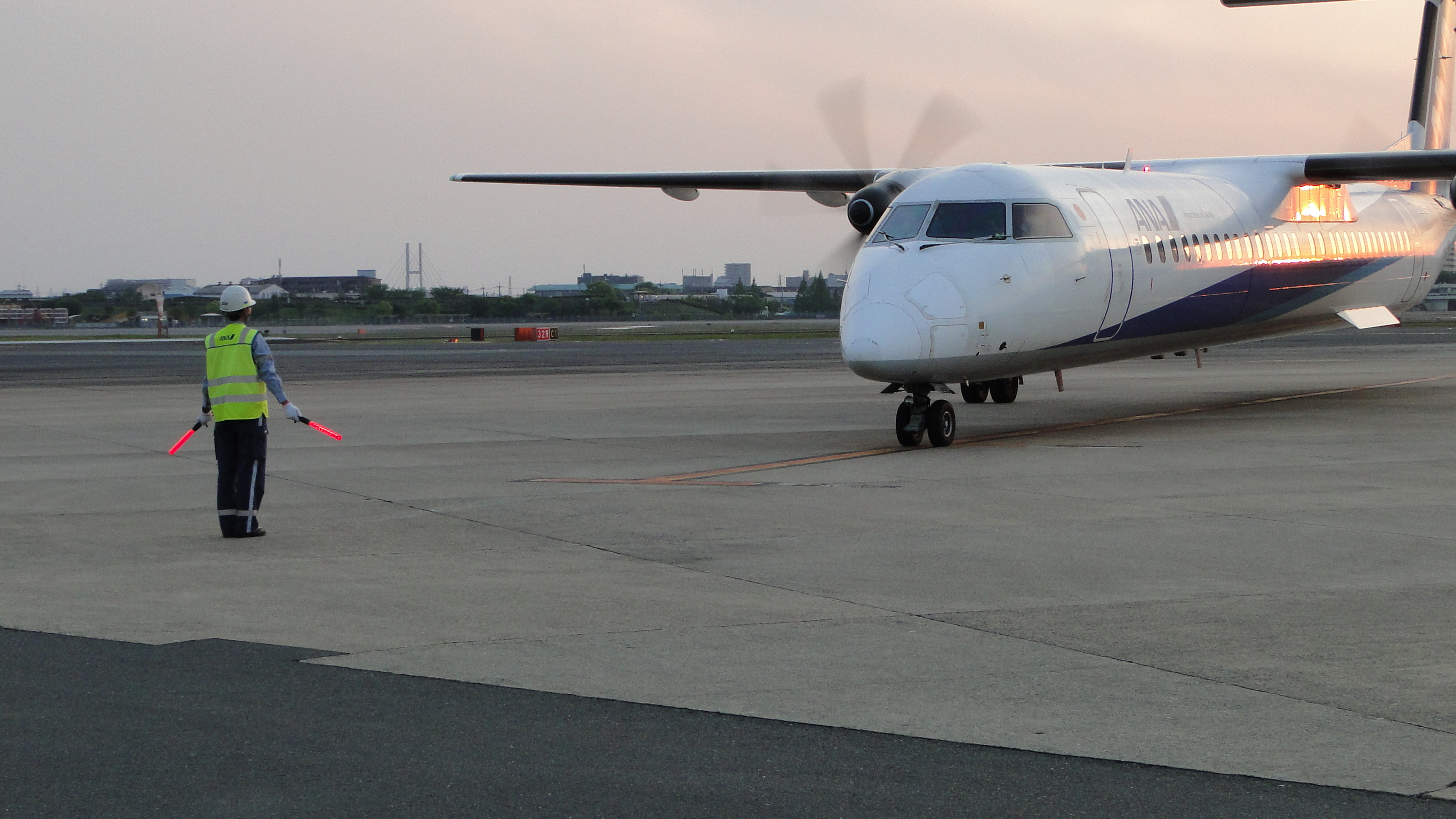 実際に航空機のドアを操作し開閉します。